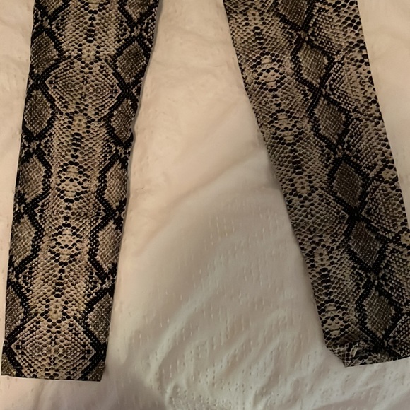 Zara pants. Size 2. Skinny. Fit tight and fitting - Picture 3 of 3